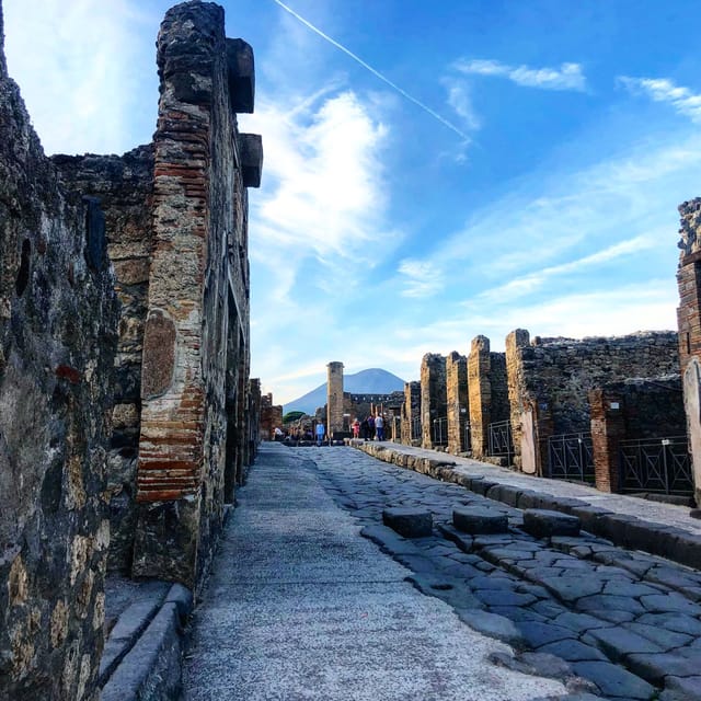 Naples: Pompeii Archaeology Park Tour & Skip-the-Line Entry - Why Pompeii works best with a guide