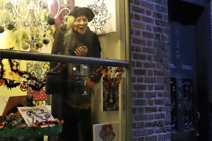New Orleans: 1.5-Hour Voodoo History Evening Tour - What the guides add to the experience