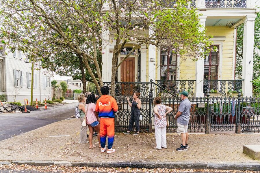 New Orleans: Garden District Food, Drinks & History Tour - Lafayette Cemetery and the first look at the Garden District