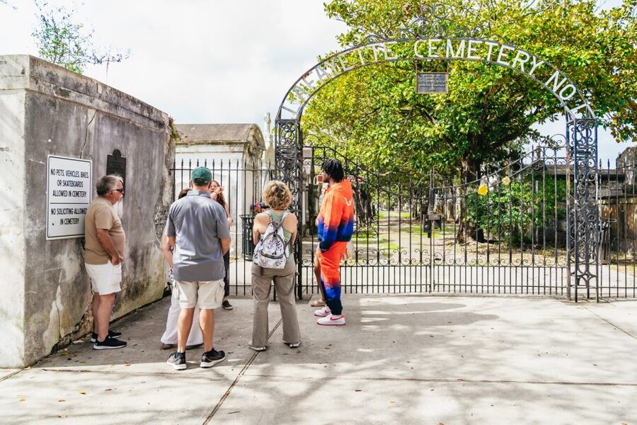 New Orleans: Garden District Food, Drinks & History Tour - Magazine Street shops and artist-made goods