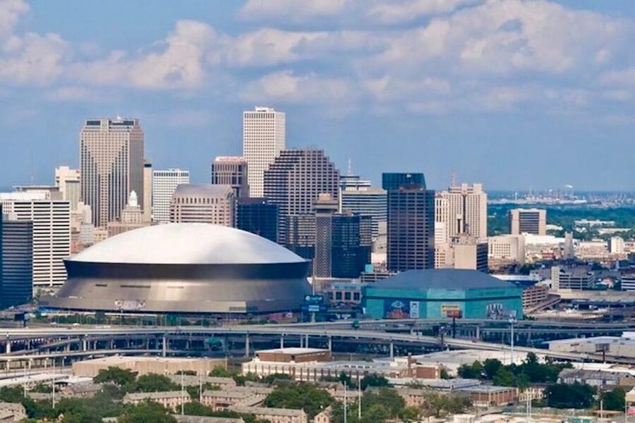 New Orleans: History, Culture & Architecture Guided Tour - Garden District views and the art of New Orleans cemeteries
