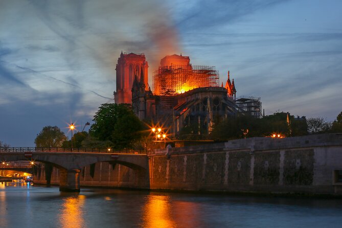 Notre Dame Cathedral: Exterior Guided Tour & Unscheduled Access - Reading Notre Dame From the Outside