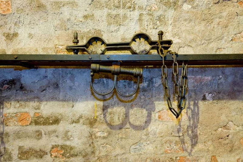 Nuremberg: Medieval Dungeons Guided Tour - Walking through the twelve medieval cells