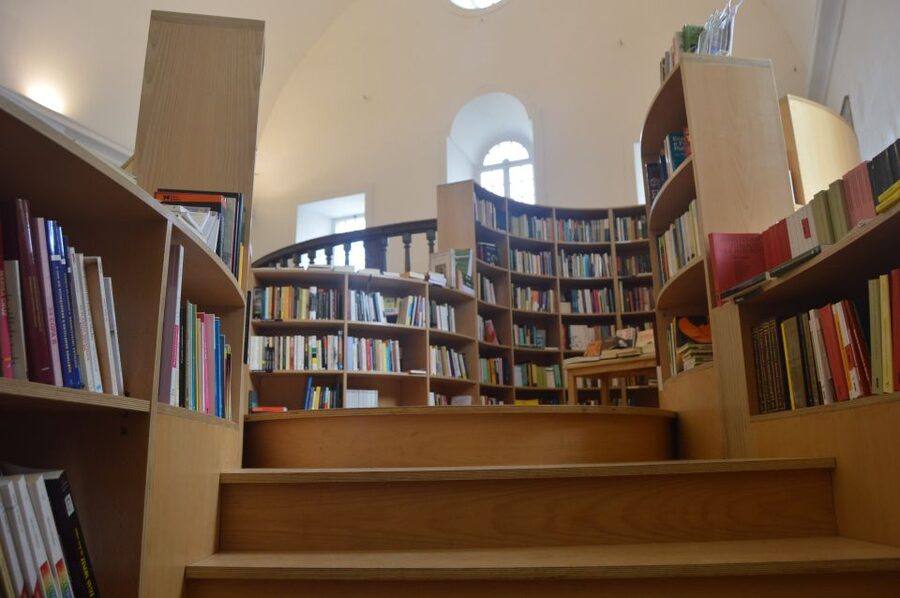 Óbidos: Medieval Tales & Secrets Spots Guided Walking Tour - Bookshops in unexpected buildings