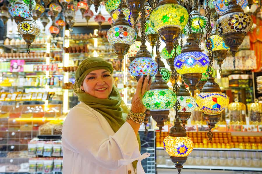 Old Dubai Historic Guided Tour: Creek, Street Food & Souks - Spices, bargaining, and the Gold Souk