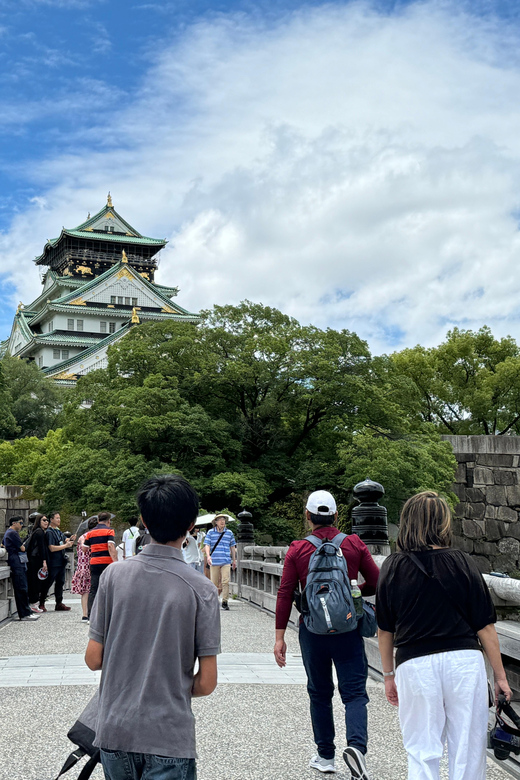 Osaka: Osaka Castle & Historical Museum Guided Tour - How the guides shape the experience