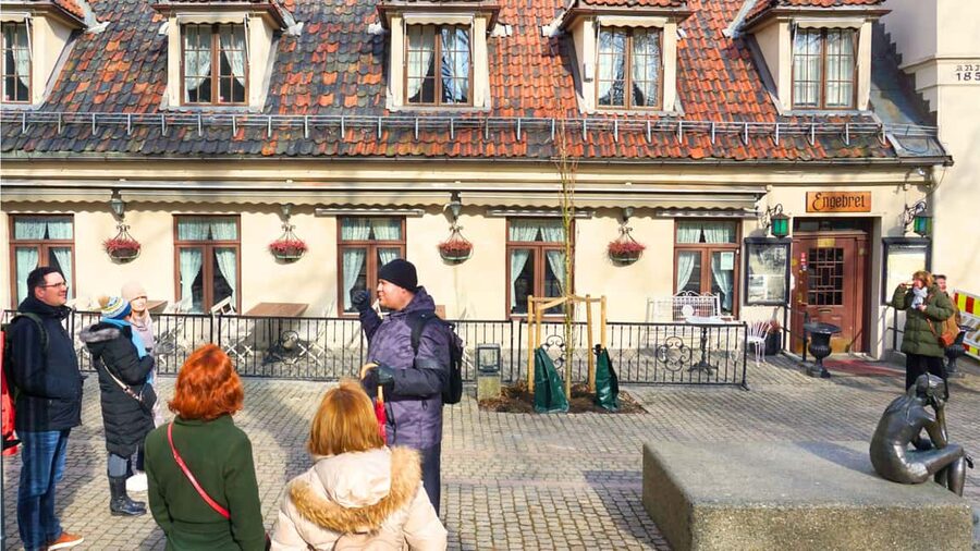 Oslo: Small Group History, Art & Secrets Tour - Bank Square, trade, and the city’s financial side