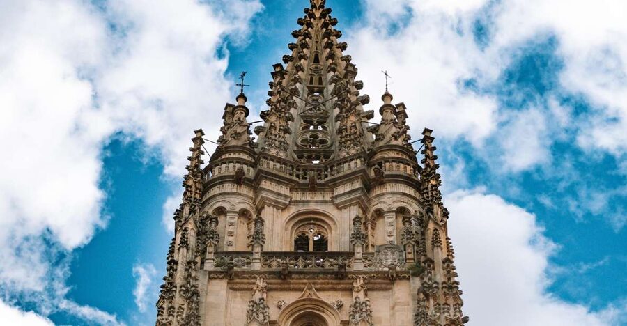 Oviedo : Walking tour of the Historic Center - Plaza de la Constitución and San Isidoro El Real