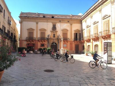 Palermo: Historic Center Guided Bike Tour with Food Tasting