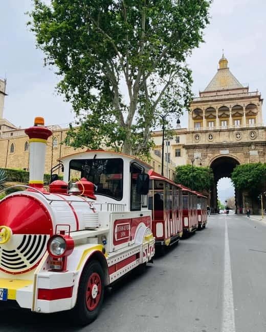 Palermo: Tour of the historic center by train - Teatro Massimo and Palermo’s grand public face