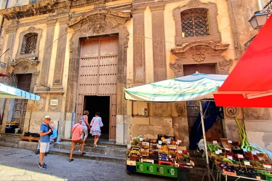 Palermo: Walking Tour of Historic Markets and Monuments - Entering the Capo market