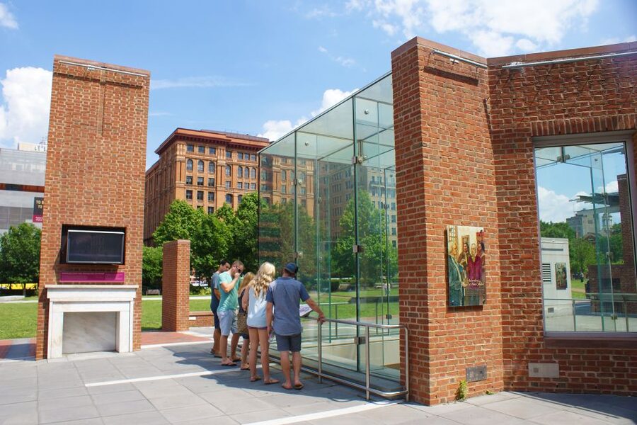 Philadelphia: History, Highlights & Revolution Walking Tour - Betsy Ross House and Franklin’s Grave