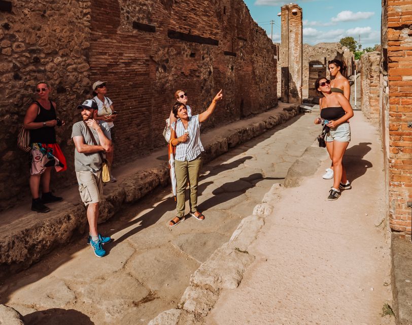 Pompeii: Entry Ticket and Guided Tour with an Archaeologist - Shops, food, and the Macellum