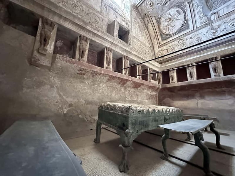 Pompeii: Exclusive Tour with Archaeologist and Entry Tickets - Roman houses and the art inside them