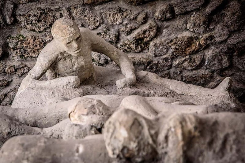 Pompeii: Exclusive Tour with Archaeologist and Entry Tickets - Taverns, bakeries, and the Lupanare