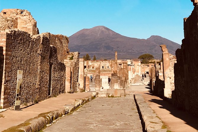 PompeiI Exclusive Tour with your Archaeologist in a Small Group - Via dell’Abbondanza and the ancient street plan