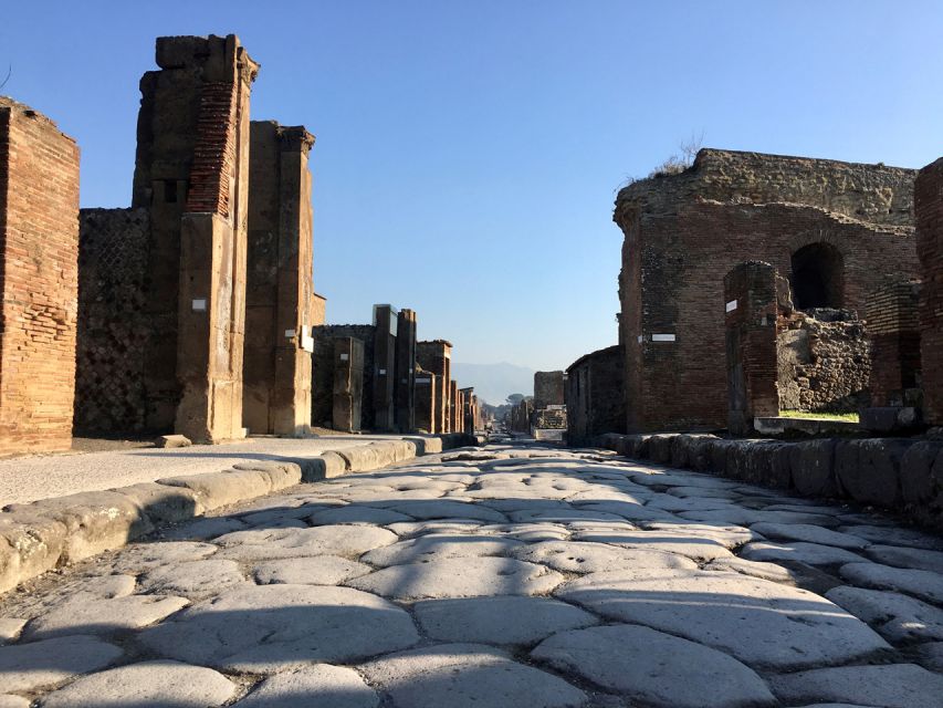 Pompeii: Guided Tour with Archaeologist with max. 12 People - The theaters and the first look at Roman public life