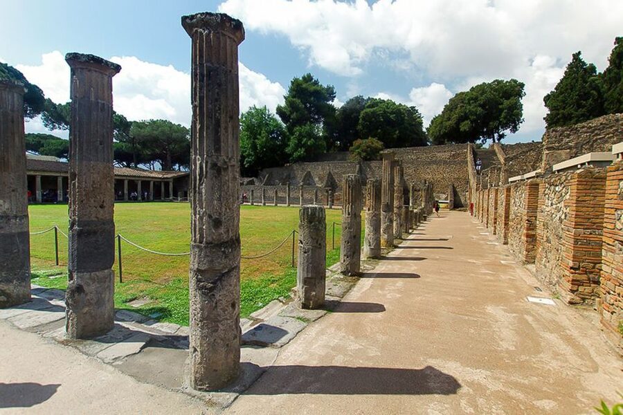 Pompeii: Skip-the-Line Guided Tour with Expert Archaeologist - Walking the Roman streets