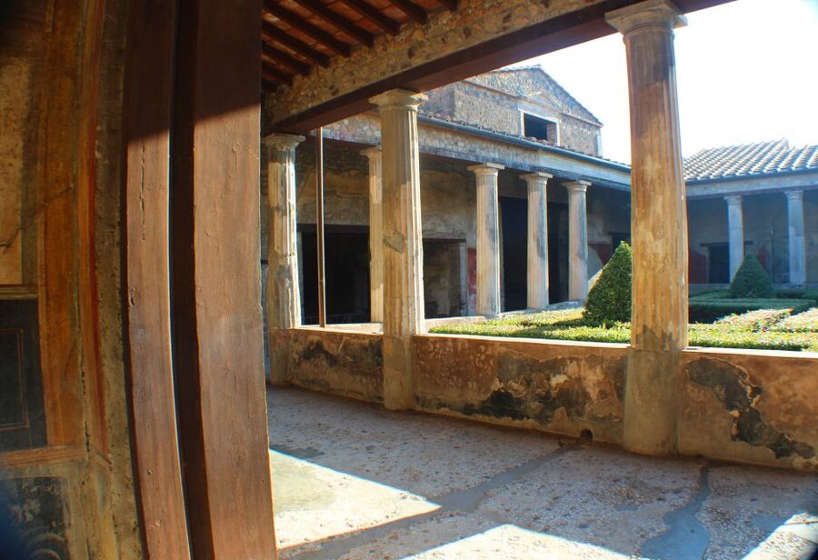Pompeii: Skip-the-Line Tickets and Tour with Archaeologist - Bakeries, markets, and the ordinary city
