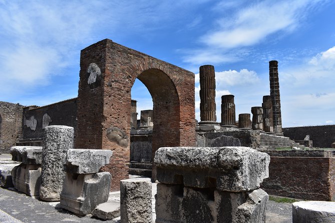 Pompeii Skip-the-line Tour with Archaeologist Guide - Shops, bars, and houses bring daily life closer