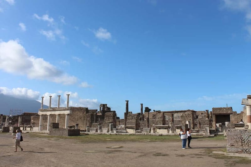 Pompeii: The Ultimate Skip-the-Line Archaeological Adventure - Vetutius Placidus and the ancient food counter