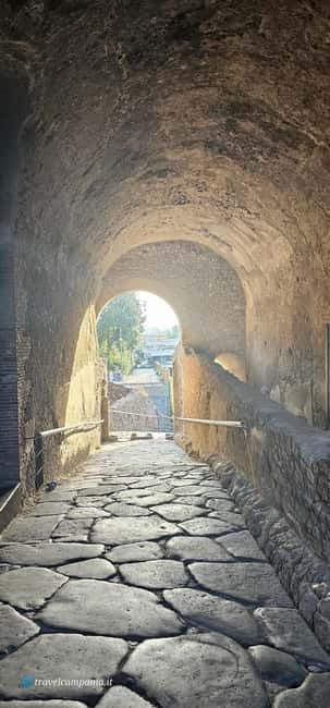 Pompeii: Tour with Archaeologist Guide & Skip-the-Line Entry - The Thermopolium and food on the street