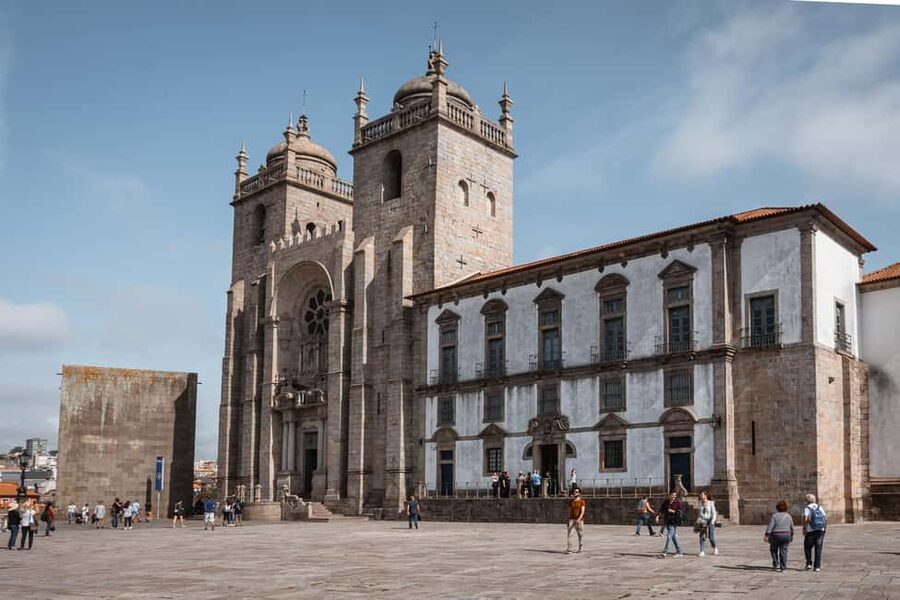 Porto: Private & Flexible Walking Tour in Historic Center - Carmo Church and Aliados show Porto’s changing face