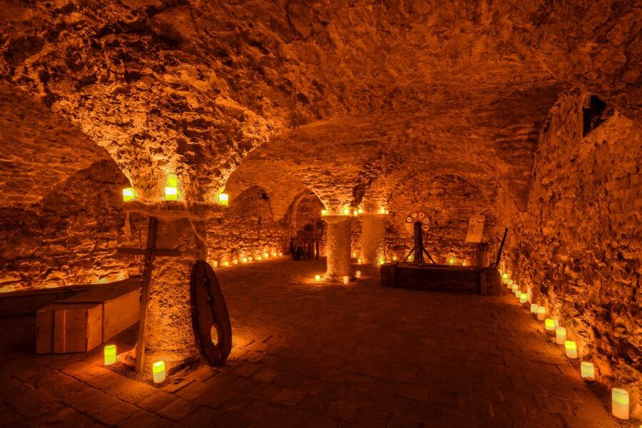 Prague: Ghosts, Legends, Medieval Underground & Dungeon Tour - Fifteen minutes in the candlelit dungeon