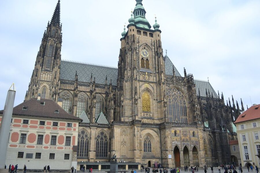 Prague: Historic City Center Bus Tour with Top Sights - Finding the yellow kiosk at Old Town Square