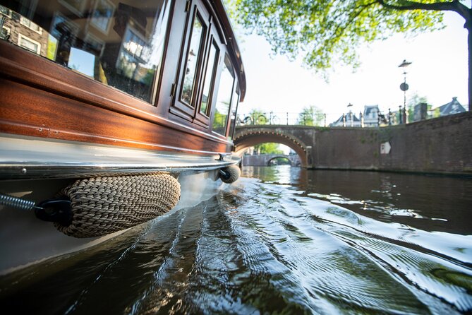 Private Boat Tour Amsterdam - 90 Min incl. welcome drink on historic saloon boat - Drinks and the onboard experience