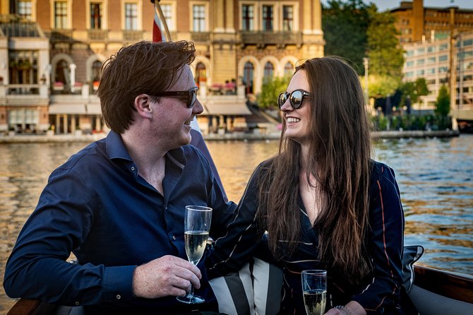 Private Boat Tour Amsterdam - 90 Min incl. welcome drink on historic saloon boat - The guides shape the mood