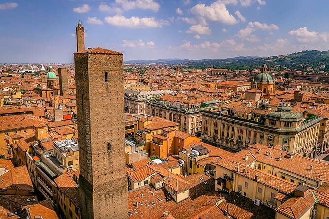 Private or semi-private tour of the historic center of Bologna - Piazza Maggiore and the power of the city