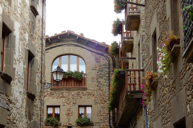 Private Pre-Pyrenees Medieval Village Hike from Barcelona - The guides and the human side of the day