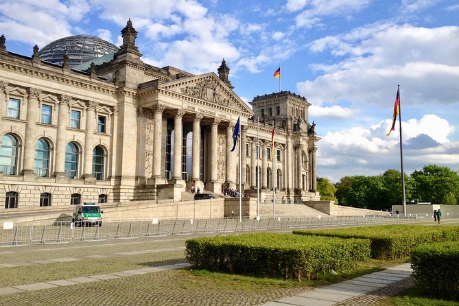Private Taxi Tour City East & West History and Architecture 3-4h - Alexanderplatz, Nikolaiviertel, and the old center