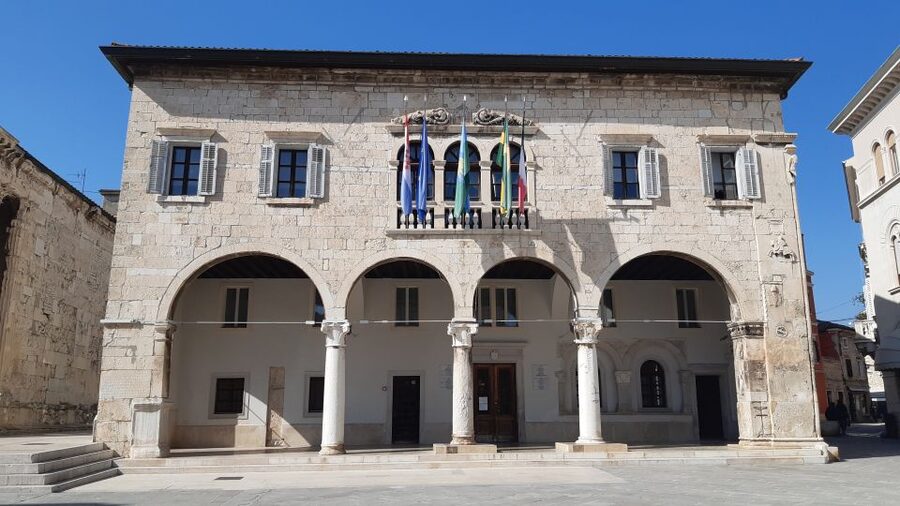 Pula: Historic Sites Guided Walking Tour - Climbing to the Venetian castle for the big picture