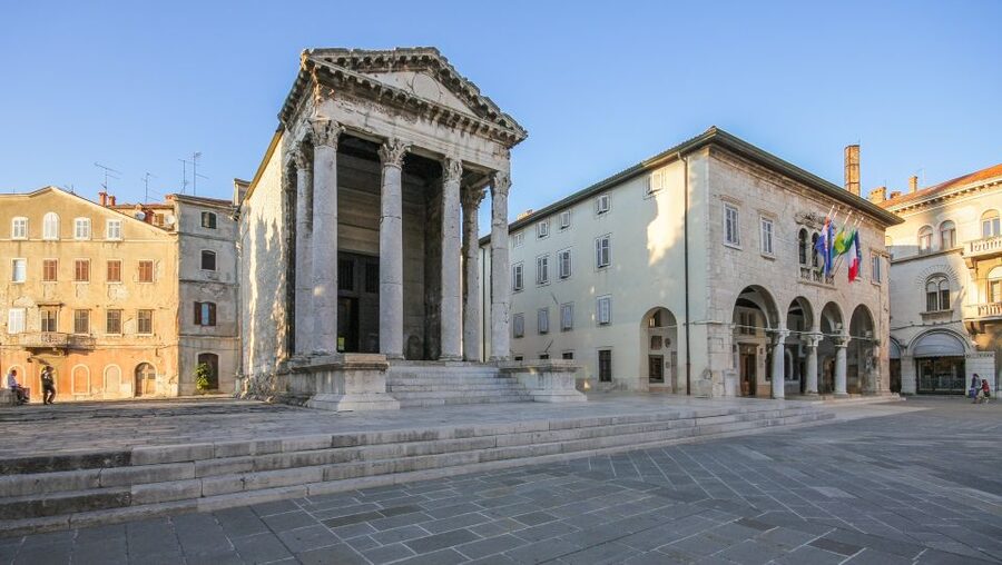 Pula: Historic Walking Tour with Local Guide & City Views - The farmers market and the taste of Istria