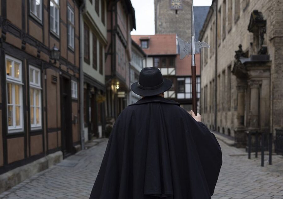 Quedlinburg: Historical Old Town Evening Walking Tour - Meeting the guide at the market square