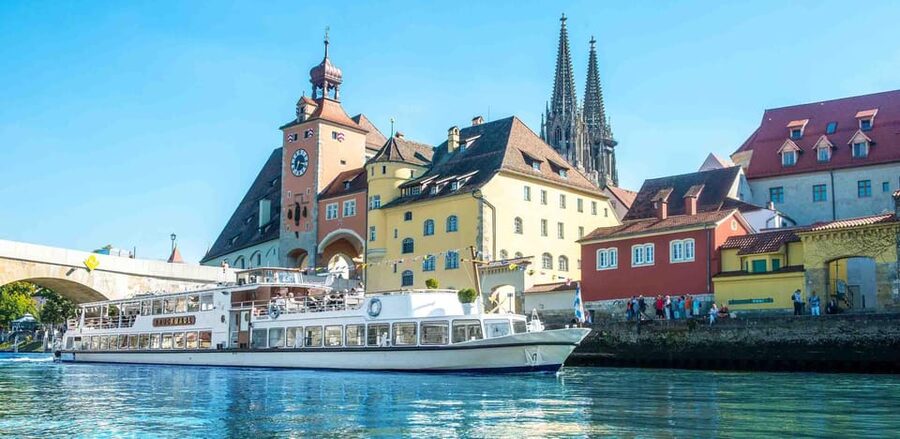 Regensburg: City Highlights Historical Boat Tour - Following the Danube past the medieval Old Town