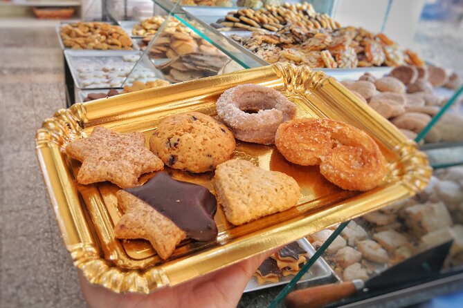 Rome: Trastevere street food and history tour - small group - Crossing Tiber Island