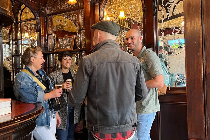 Royal Historic Pubs Walking Guided Tour in London - Guides who turn facts into conversation