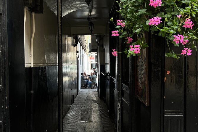 Royal Historic Pubs Walking Guided Tour in London - What the price includes, and what it does not