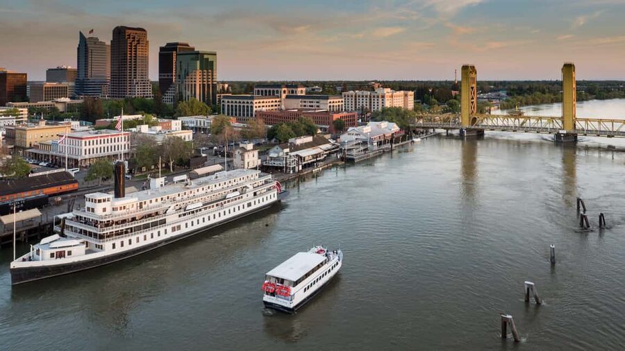 Sacramento: City Cruises River Cruise with History Guide - The guides make the difference