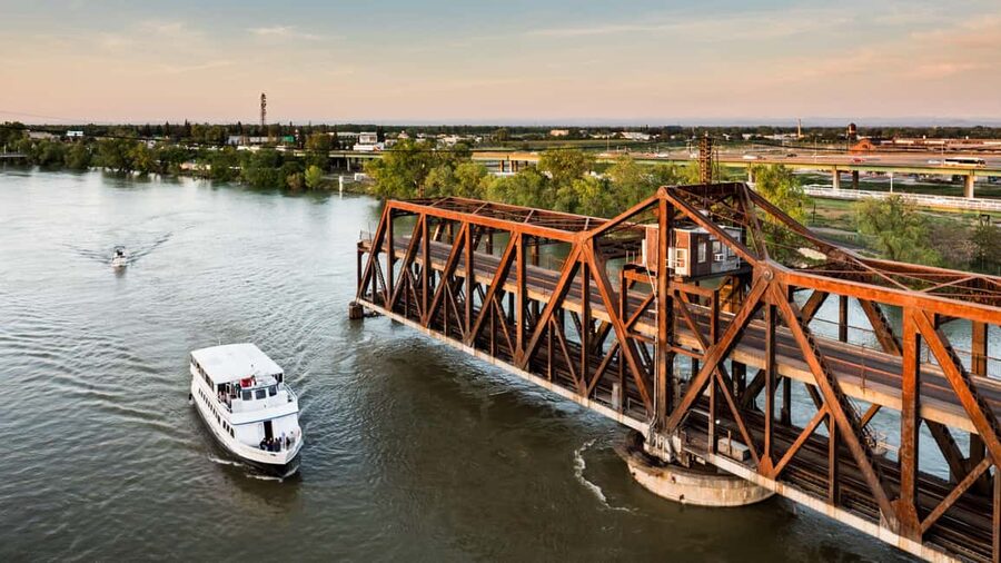 Sacramento: City Cruises River Cruise with History Guide - Tower Bridge from the water
