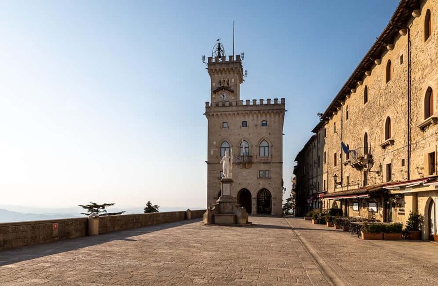 San Marino: Private Historical City Center Walking Tour - Piazza della Libertà and Palazzo Pubblico