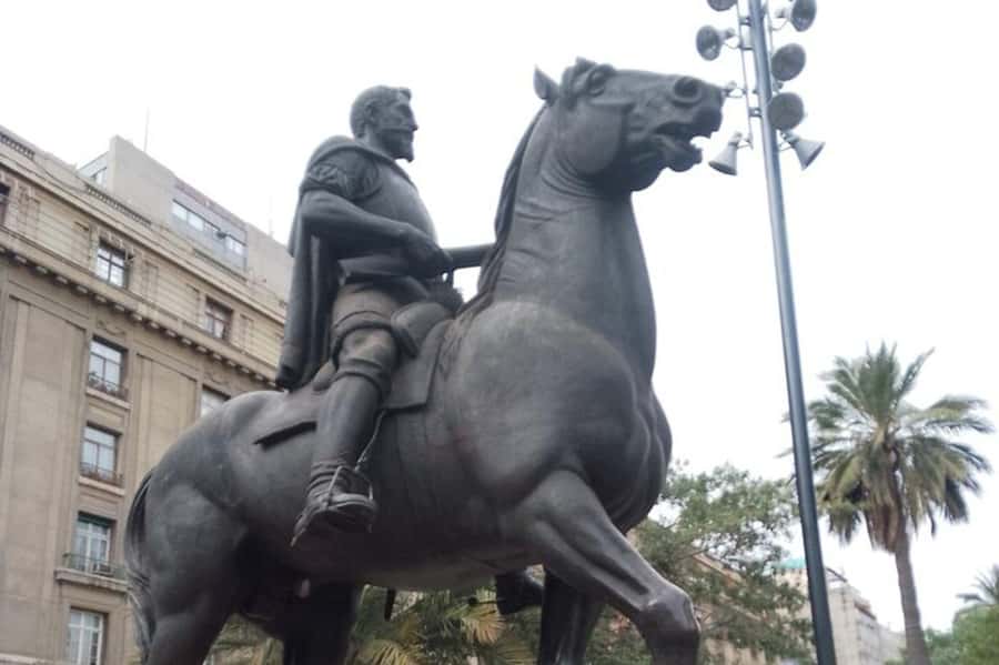 Santiago: Guided Walking Tour of the Historical Old Town - From La Moneda into Santiago’s civic heart