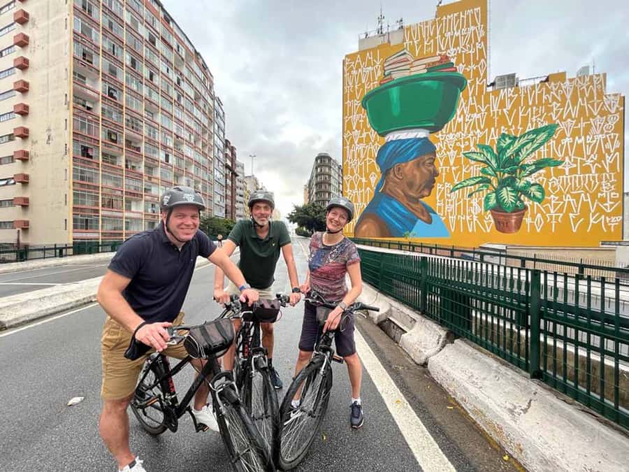 São Paulo: Downtown Historical Bike Tour - Luz Station, Pinacoteca, and Luz Park