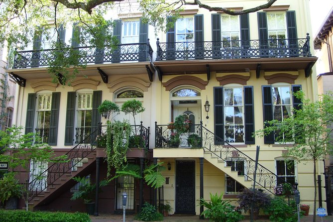 Savannah Historic District Walking Tour - City Market and Ellis Square show change in plain view