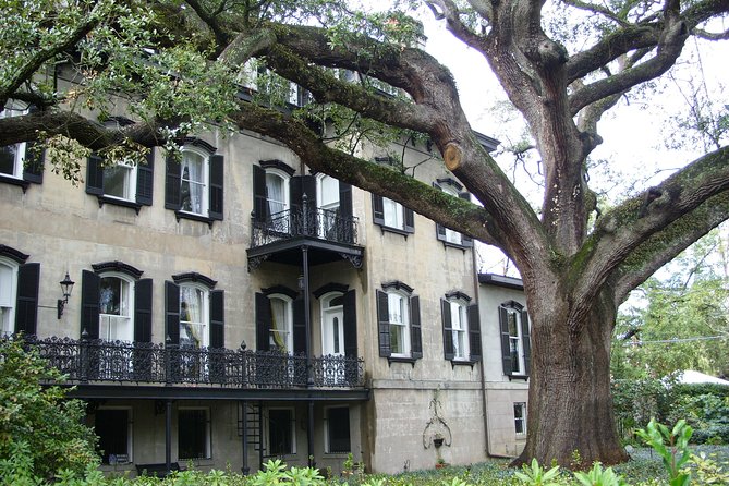 Savannah Historic District Walking Tour - Madison Square brings war, homes, and public memory together