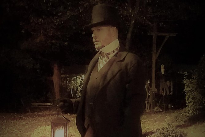 Savannah History and Haunts Candlelit Ghost Walking Tour - How the guides shape the experience
