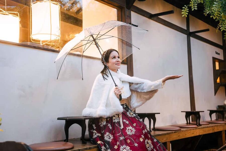 Seoul: Street Photoshoot and Hidden Gem History Walking Tour - Cheonggyecheon at the changing light